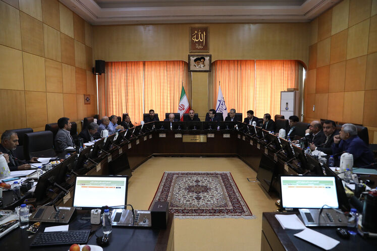 نشست کمیسیون انرژی مجلس شورای اسلامی با حضور محمدصادق عظیمی‌فر، مدیرعامل شرکت ملی پالایش و پخش فرآورده‌های نفتی
