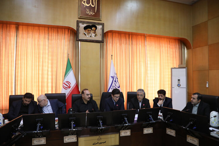 نشست کمیسیون انرژی مجلس شورای اسلامی با حضور محمدصادق عظیمی‌فر، مدیرعامل شرکت ملی پالایش و پخش فرآورده‌های نفتی