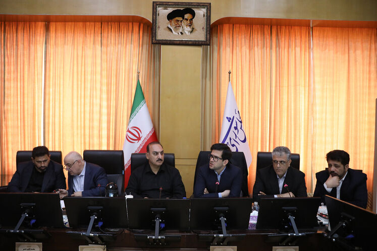 نشست کمیسیون انرژی مجلس شورای اسلامی با حضور محمدصادق عظیمی‌فر، مدیرعامل شرکت ملی پالایش و پخش فرآورده‌های نفتی