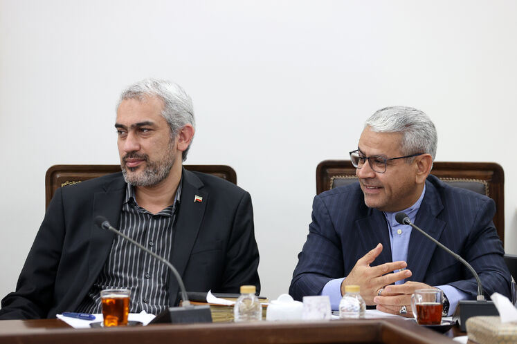 سید کامل تقوی‌نژاد،  دبیر هیئت دولت و سید علی مدنی‌زاده، وزیر امور اقتصادی و دارایی