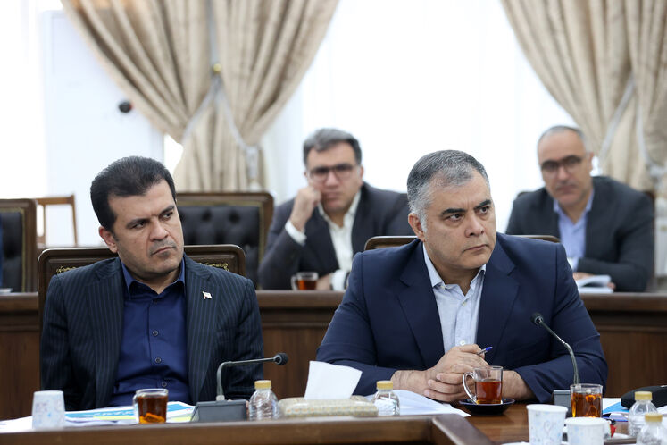 محسن پاک‌نژاد، وزیر نفت و حسین افشین، معاون علمی،‌ فناوری و اقتصاد دانش‌بنیان رئیس‌جمهوری 