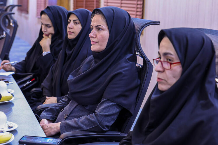 بررسی مطالبات کارکنان عملیاتی پارس جنوبی با حضور صدیقه خزائی، معاون وزیر نفت