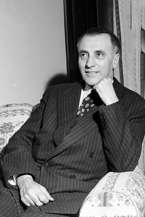 از سوی انگلستان و آمریکا، فضل‌الله زاهدی به عنوان جانشین مصدق انتخاب شد.آنان شاه را متقاعد ساختند تا حکم صدارت به نام او صادر شود.