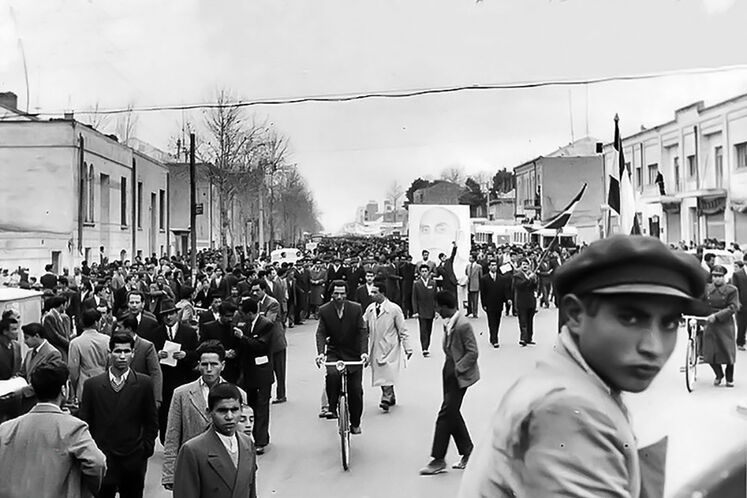 چند ساعت پس از شروع تظاهرات، غوغاگران به پشت‌گرمی تانک‌ها دفتر نزدیکان به مصدق و روزنامه‌های هوادار او را غارت کردند.