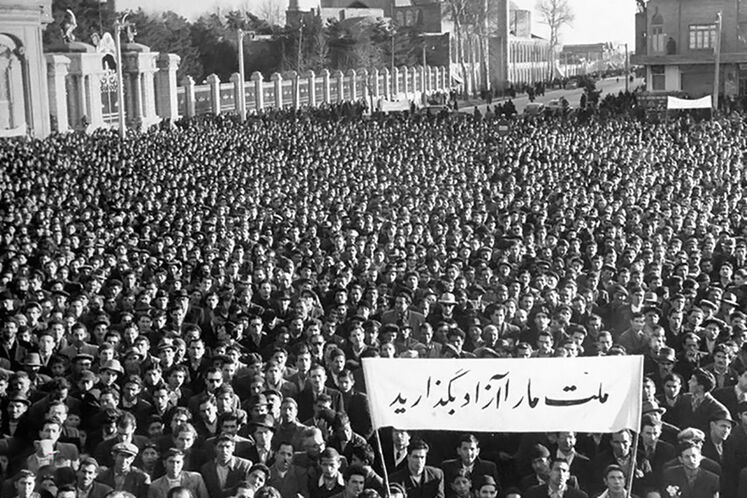 رئیس دفتر فضل‌الله زاهدی که از اعضای سازمان نظامی مخفی حزب توده بود، برنامه کودتا را سه روز قبل از کلیدخوردن به حزب توده ایران اطلاع داده بود. از این روی حزب توده شروع به سازماندهی تظاهرات در تهران و شهرستان‌ها به نفع محمد مصدق کرد.