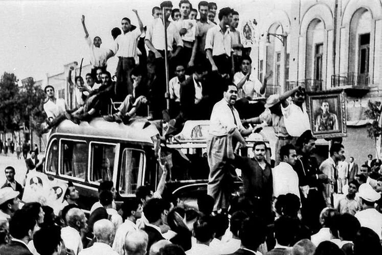 مانور اوباش با تصویر پهلوی دوم در شهر تهران (۲۸ مرداد ۱۳۳۲)