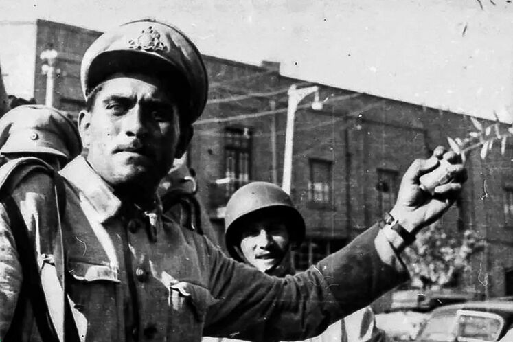 مانور نظامیان و اوباش بر فراز تانک‌ها، در شهر تهران (۲۸ مرداد ۱۳۳۲)