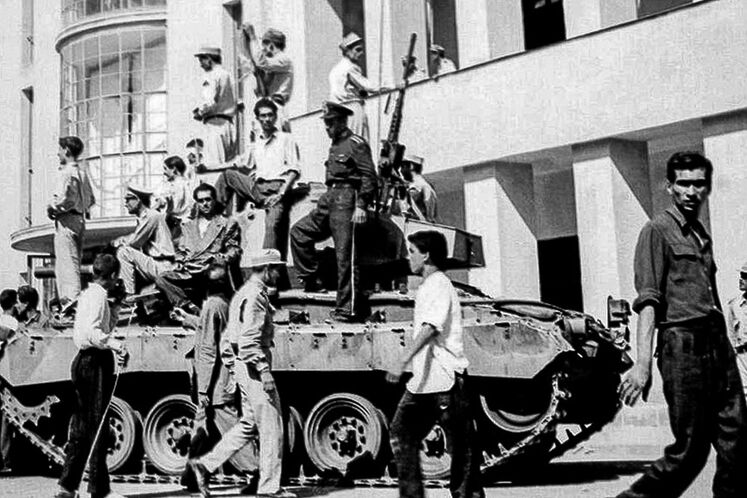 مانور نظامیان و اوباش بر فراز تانک‌ها، در شهر تهران (۲۸ مرداد ۱۳۳۲)