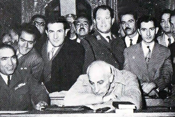 محمد مصدق پس از کودتای ۲۸ مرداد در دادگاه نظامی محاکمه و با توجه به تبرئه او از اتهام‌های اصلی همچون «تلاش برای بر هم زدن اساس سلطنت» و «کودتا علیه قانون اساسی» به سه سال حبس مجرد (انفرادی) محکوم شد.