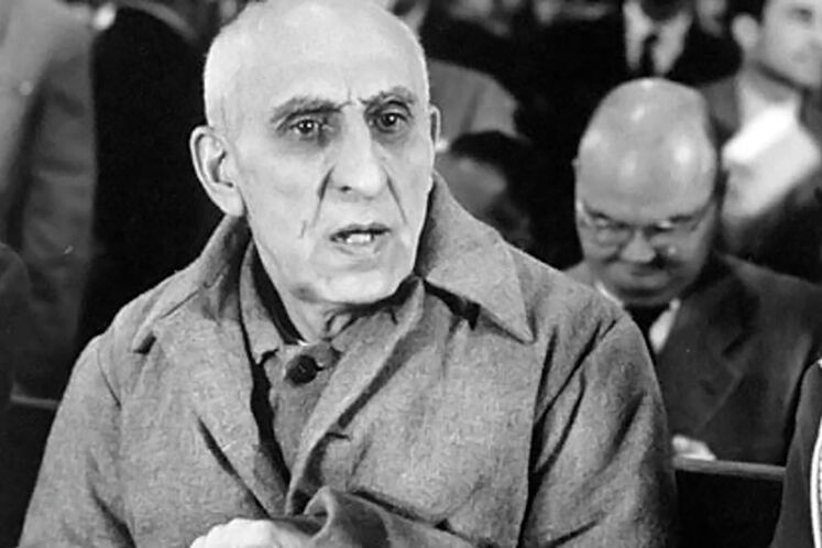 محمد مصدق پس از کودتای ۲۸ مرداد در دادگاه نظامی محاکمه و با توجه به تبرئه او از اتهام‌های اصلی همچون «تلاش برای بر هم زدن اساس سلطنت» و «کودتا علیه قانون اساسی» به سه سال حبس مجرد (انفرادی) محکوم شد.