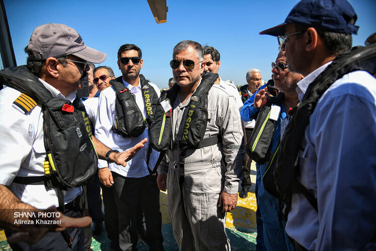 بازدید وزیر نفت از سکوی میدان مشترک فروزان در نقطه صفر مرزی