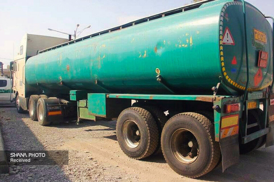 ناکامی قاچاقچیان در غرب کارون/ کشف ۳۰ هزار لیتر نفت ناکامی قاچاقچیان در غرب کارون/ کشف ۳۰ هزار لیتر نفت