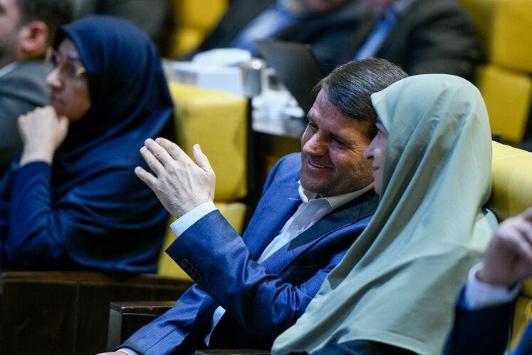 شینا انصاری، معاون رئیس‌جمهوری و رئیس سازمان حفاظت محیط زیست و حسن عباس‌زاده، مدیرعامل شرکت ملی صنایع پتروشیمی