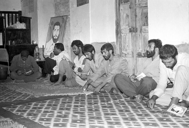 مراسم دعا توسط مهارکنندگان چاه نفت شماره ۳ نوروز در سال ۱۳۶۲