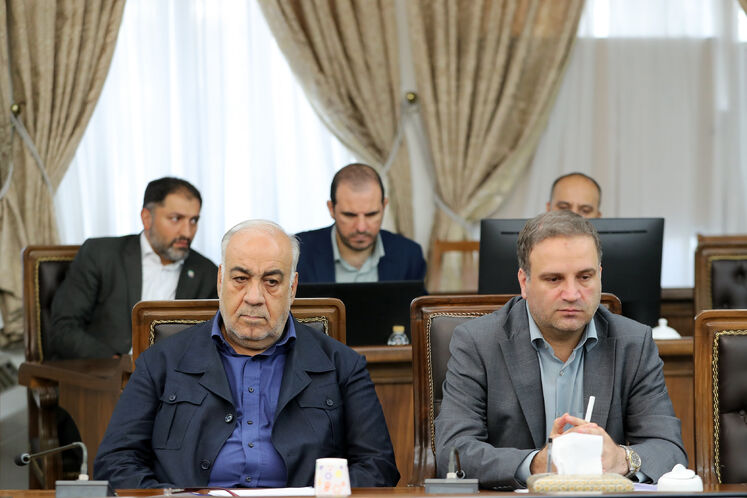 هوشنگ بازوند، مدیرعامل شرکت ساخت و توسعه زیربناهای حمل‌ونقل کشور (سمت چپ)