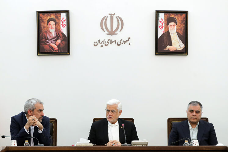 محسن پاک‌نژاد، وزیر نفت، محمدرضا عارف، معاون اول رئیس‌جمهوری و سید علی مدنی‌زاده، وزیر امور اقتصادی و دارایی 