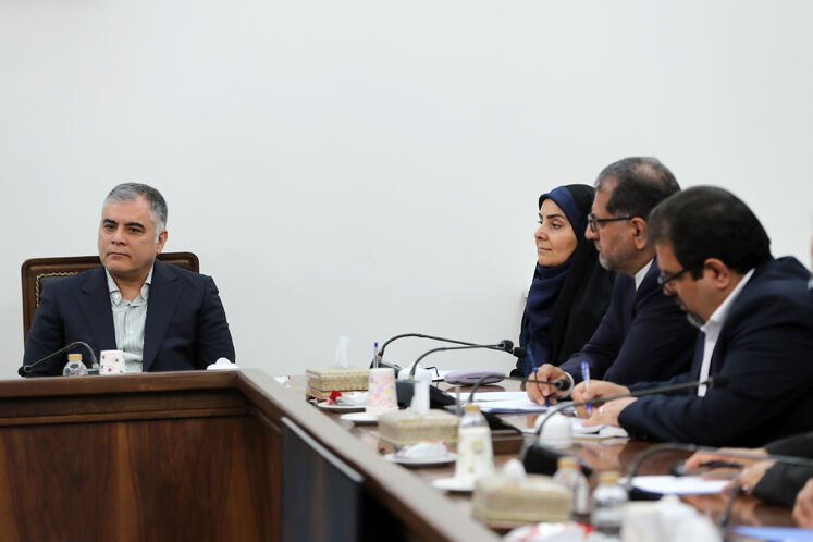 فرزانه صادق مالواجرد، وزیر راه و شهرسازی و محسن پاک‌نژاد، وزیر نفت