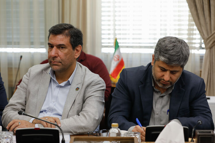 از راست: سید مهدیا مطهری، مدیر پژوهش و فناوری شرکت ملی نفت ایران و  سید فرهنگ فصیحی‌لنگرودی، سرپرست پارک فناوری و نوآوری صنعت نفت