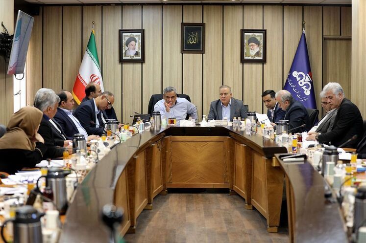نشست حمید بورد، مدیرعامل شرکت ملی نفت ایران با اعضای هیئت‌مدیره شرکت نفت فلات قاره