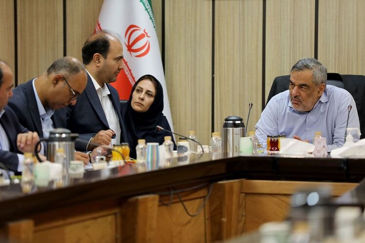 نشست حمید بورد، مدیرعامل شرکت ملی نفت ایران با اعضای هیئت‌مدیره شرکت نفت فلات قاره