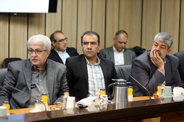نشست حمید بورد، مدیرعامل شرکت ملی نفت ایران با اعضای هیأت‌مدیره شرکت نفت فلات قاره