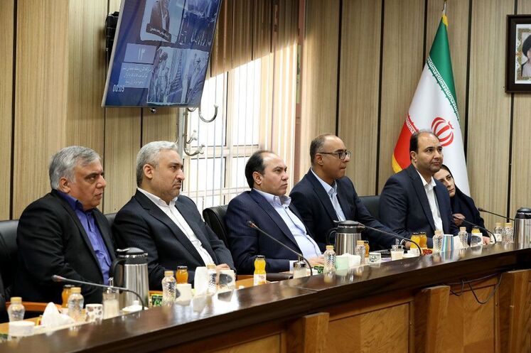 نشست حمید بورد، مدیرعامل شرکت ملی نفت ایران با اعضای هیئت‌مدیره شرکت نفت فلات قاره