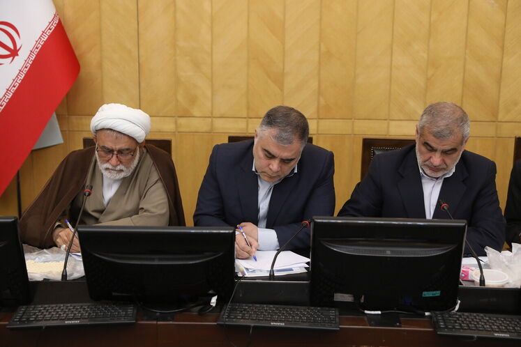 علی نیکزاد، نایب رئیس مجلس شورای اسلامی، محسن پاک‌نژاد، وزیر نفت و موسی احمدی، رئیس کمیسیون انرژی مجلس