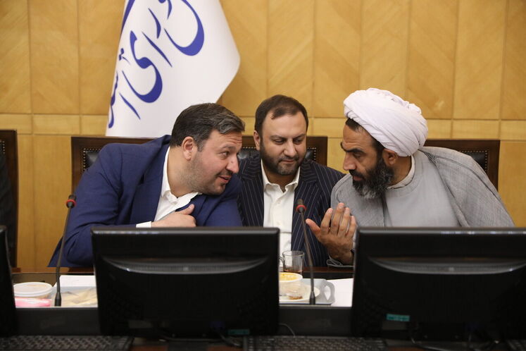 محسن پیرهادی، معاون حقوقی و امور مجلس وزارت نفت (وسط) و محمد رشیدی، نماینده مردم کرمانشاه در مجلس شورای اسلامی