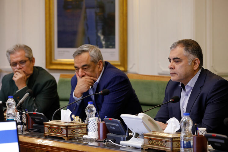 محسن پاک‌نژاد، وزیر نفت، حمید بورد، مدیرعامل شرکت ملی نفت ایران و فرخ علیخانی، مدیر نظارت بر تولید نفت و گاز شرکت ملی نفت ایران 