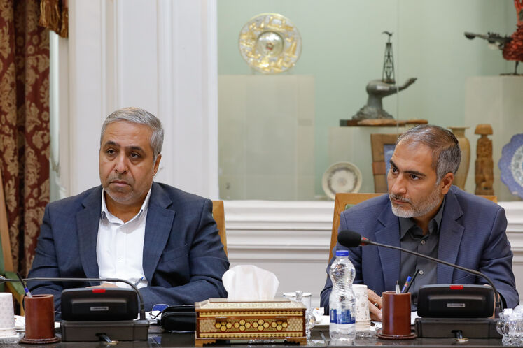 احمد زراعتكار، معاون برنامه‌ریزی وزیر نفت (سمت چپ)