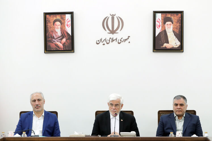 محسن پاک‌نژاد، وزیر نفت، محمدرضا عارف، معاون اول رئیس‌جمهوری و سیدحمید پورمحمدی، رئیس سازمان برنامه و بودجه