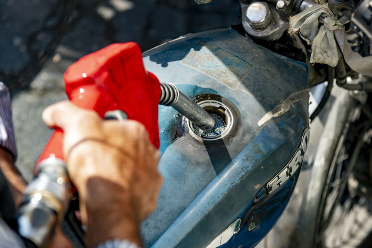 آغاز عرضه بنزین آزاد با لیتری ۵۰۰۰ تومان