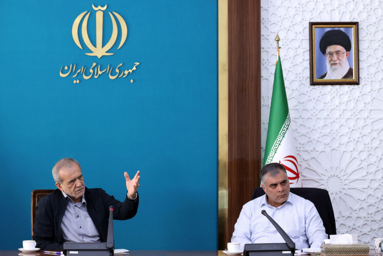 از راست: محسن پاک‌نژاد، وزیر نفت، مسعود پزشکیان، رئیس‌جمهوری