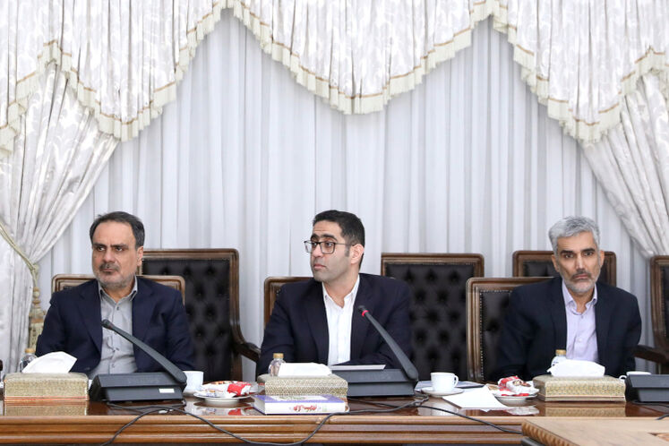 از راست: امیر مقیسه، مدیر سرمایه‌گذاری و کسب و کار شرکت ملی نفت ایران، محسن محمدپور، مدیرعامل شرکت بهینه‌سازی مصرف سوخت و رامین حاتمی، مدیر برنامه‌ریزی تلفیقی شرکت ملی نفت ایران