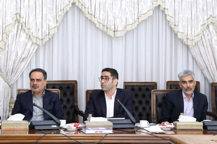 از راست: امیر مقیسه، مدیر سرمایهگذاری و کسب و کار شرکت ملی نفت ایران، محسن محمدپور، مدیرعامل شرکت بهینهسازی مصرف سوخت و رامین حاتمی، مدیر برنامهریزی تلفیقی شرکت ملی نفت ایران