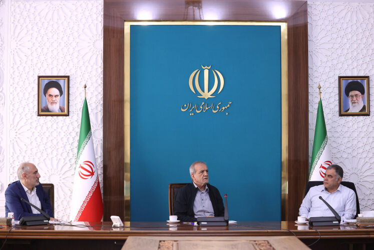 محسن پاک‌نژاد، وزیر نفت، مسعود پزشکیان، رئیس‌جمهوری و سیدحمید پورمحمدی، رئیس سازمان برنامه و بودجه