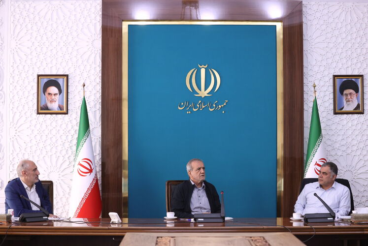 محسن پاکنژاد، وزیر نفت، مسعود پزشکیان، رئیسجمهوری و سیدحمید پورمحمدی، رئیس سازمان برنامه و بودجه