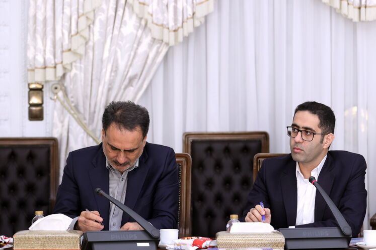 از راست: محسن محمدپور، مدیرعامل شرکت بهینهسازی مصرف سوخت و رامین حاتمی، مدیر برنامهریزی تلفیقی شرکت ملی نفت ایران