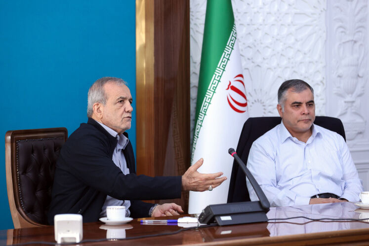 از راست: محسن پاک‌نژاد، وزیر نفت، مسعود پزشکیان، رئیس‌جمهوری