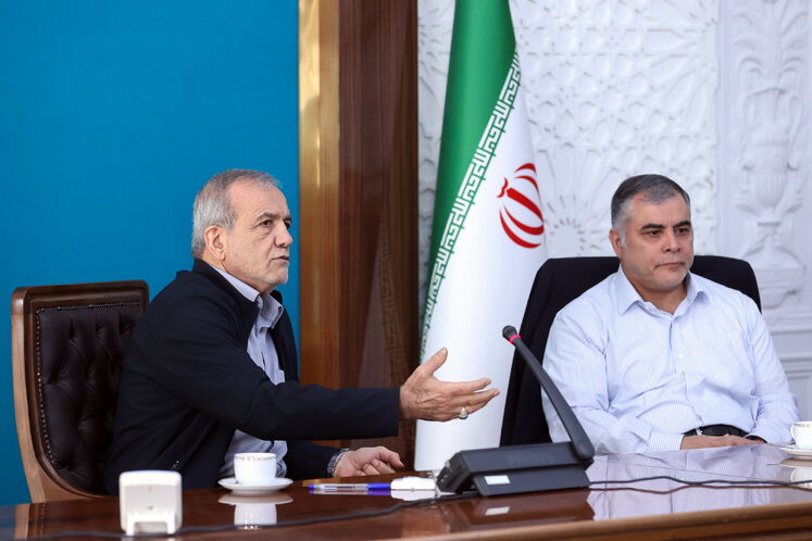 از راست: محسن پاکنژاد، وزیر نفت، مسعود پزشکیان، رئیسجمهوری