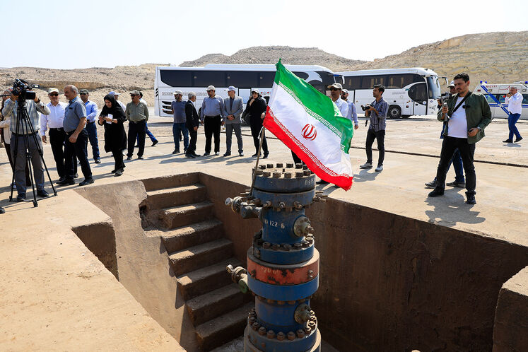 بازدید جمعی از اصحاب رسانه از دومین چاه اکتشافی میدان پازن