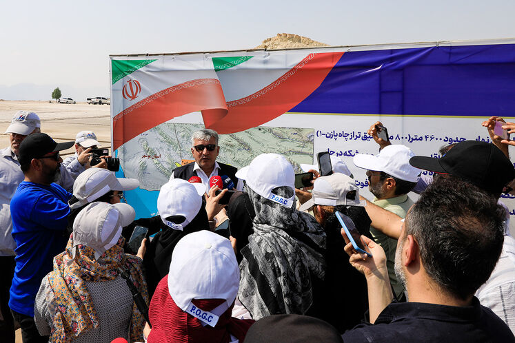بازدید جمعی از اصحاب رسانه از دومین چاه اکتشافی میدان پازن