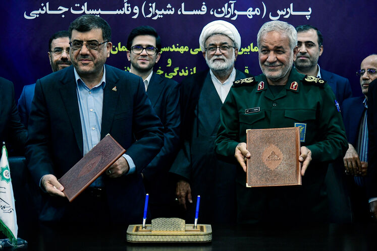 آیین امضای قرارداد خط لوله انتقال فرآورده‌های نفتی پارس (مهرآران، فسا، شیراز) و تأسیسات جانبی