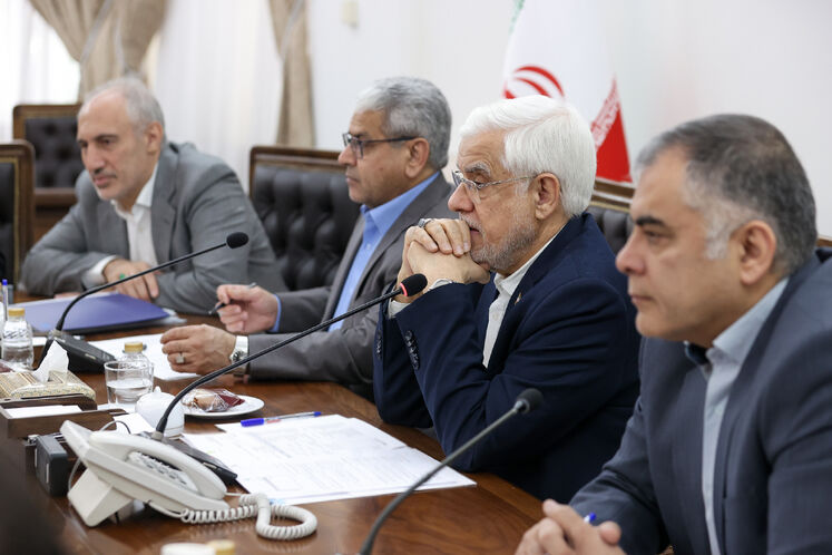 از راست: محسن پاک‌نژاد، وزیر نفت و محمدرضا عارف، معاون اول رئیس‌جمهوری