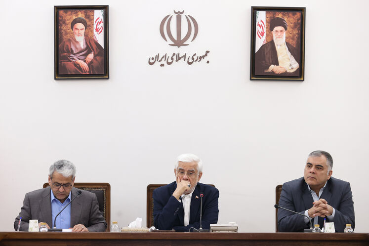 از راست: محسن پاک‌نژاد، وزیر نفت و محمدرضا عارف، معاون اول رئیس‌جمهوری و سید کامل تقوی نژاد، دبیر هیئت دولت
