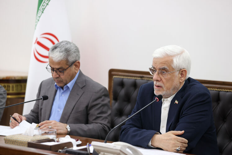 از راست: محمدرضا عارف، معاون اول رئیس‌جمهوری و سید کامل تقوی‌نژاد، دبیر هیئت دولت