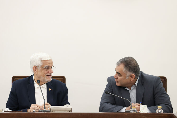 از راست: محسن پاک‌نژاد، وزیر نفت و محمدرضا عارف، معاون اول رئیس‌جمهوری