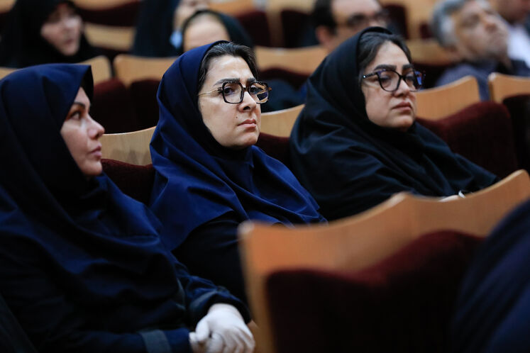 فاطمه کاهی، رئیس روابط عمومی شرکت ملی پالایش و پخش فرآورده‌های نفتی در گرامیداشت شهید محمد هاشم سلطانی