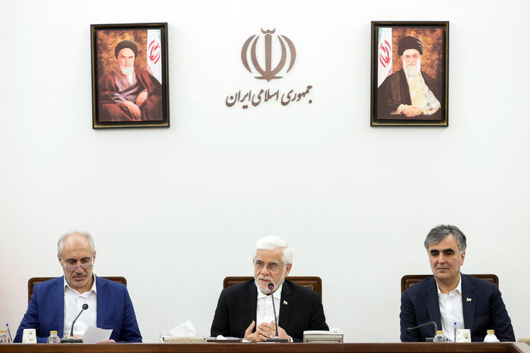 از راست: محمدرضا فرزین، رئیس کل بانک مرکزی ایران و محمدرضا عارف، معاون اول رئیسجمهوری و سیدحمید پورمحمدی، رئیس سازمان برنامه و بودجه