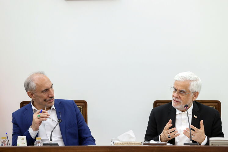  از راست: محمدرضا عارف، معاون اول رئیس‌جمهوری و سیدحمید پورمحمدی، رئیس سازمان برنامه و بودجه